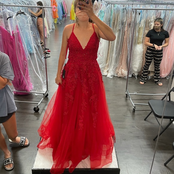 Beautiful red dress - Picture 7 of 7